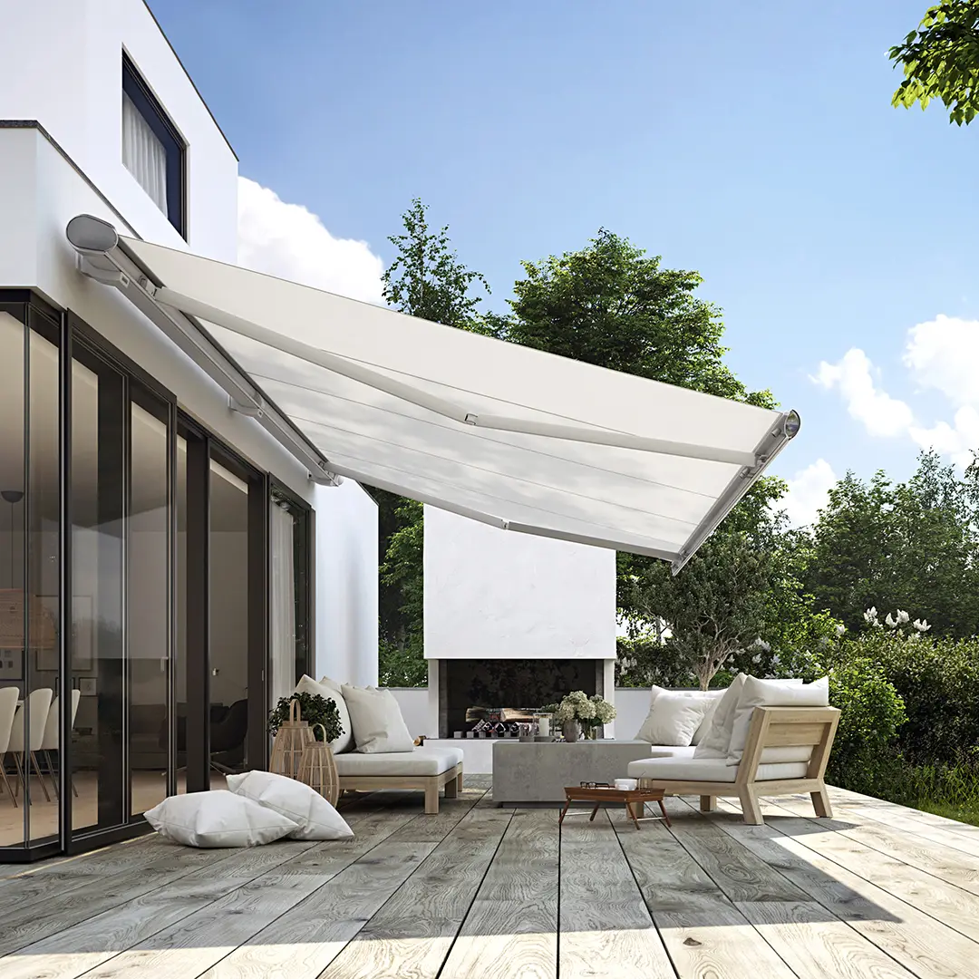Markilux 6000 terrassemarkise med hvid dug over en terrasse