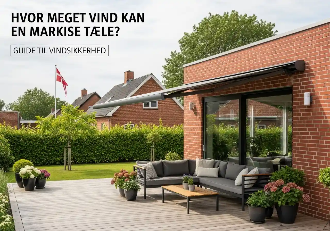 En udfoldet markise over en hyggelig træterrasse ved et dansk murstenshus, udstyret med en automatisk vindsensor. Tekst på billedet: 'Hvor Meget Vind Kan En Markise Tåle? Guide til Vindsikkerhed